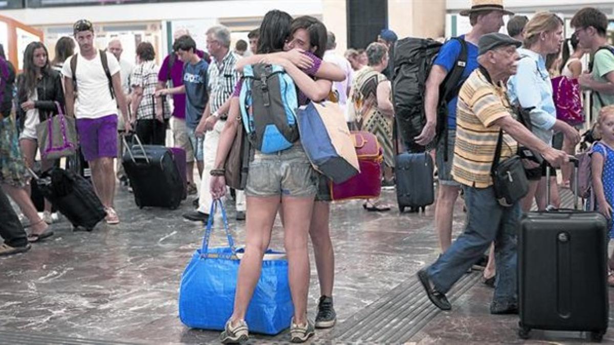 EL PAISAJE DE LA TERMINAL FERROVIARIA«Lo mejor de la estación de Sants es la fauna que la habita», dice Vázquez Sallés. He aquí una radiografía fotográfica de una mañana de verano en la terminal.1. Las máquinas expendedoras de bil