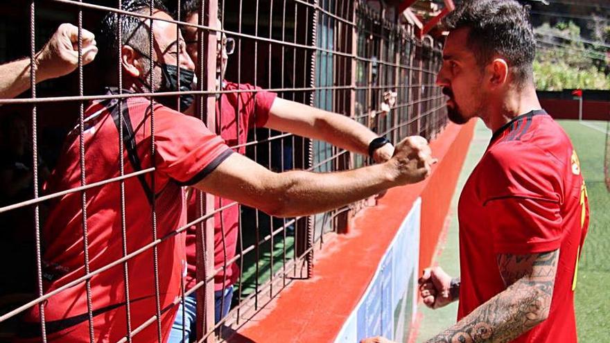 Salles celebra uno de los goles del Mensajero en su visita al Juan Guedes. | | J. A.