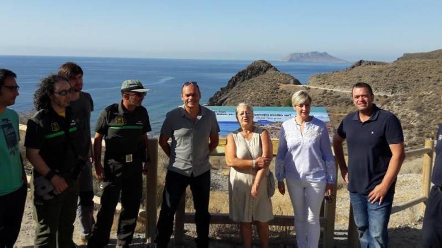 Rosauro, junto a técnicos municipales y del parque de Calnegre en su visita de ayer.