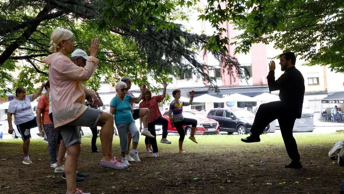 El taichi equilibra a las personas mayores en  Avilés: "Es meditación en movimiento"