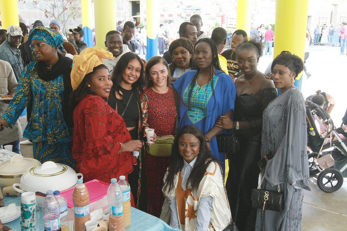 Un grupo de senegaleses afincados en Ourense, durante la fiesta de ayer.