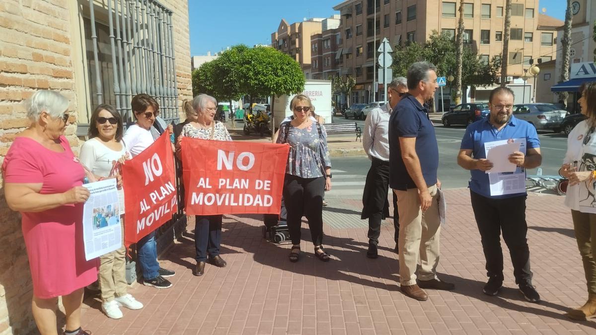 Los representantes de las asociaciones y de la plataforma, en la rueda de prensa de este jueves