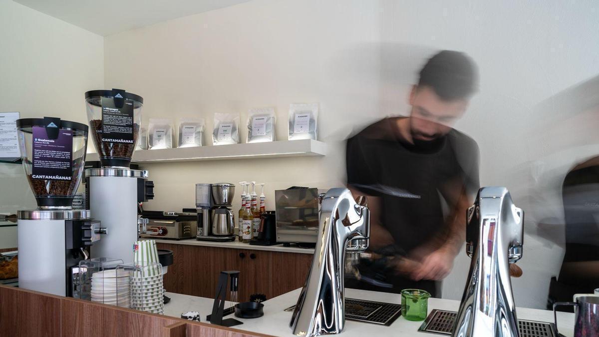 Uno de los baristas profesionales de Cantamañanas sirviendo un café para llevar.