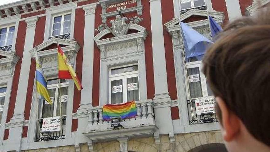 La bandera arcoíris, en el balcón del Ayuntamiento.