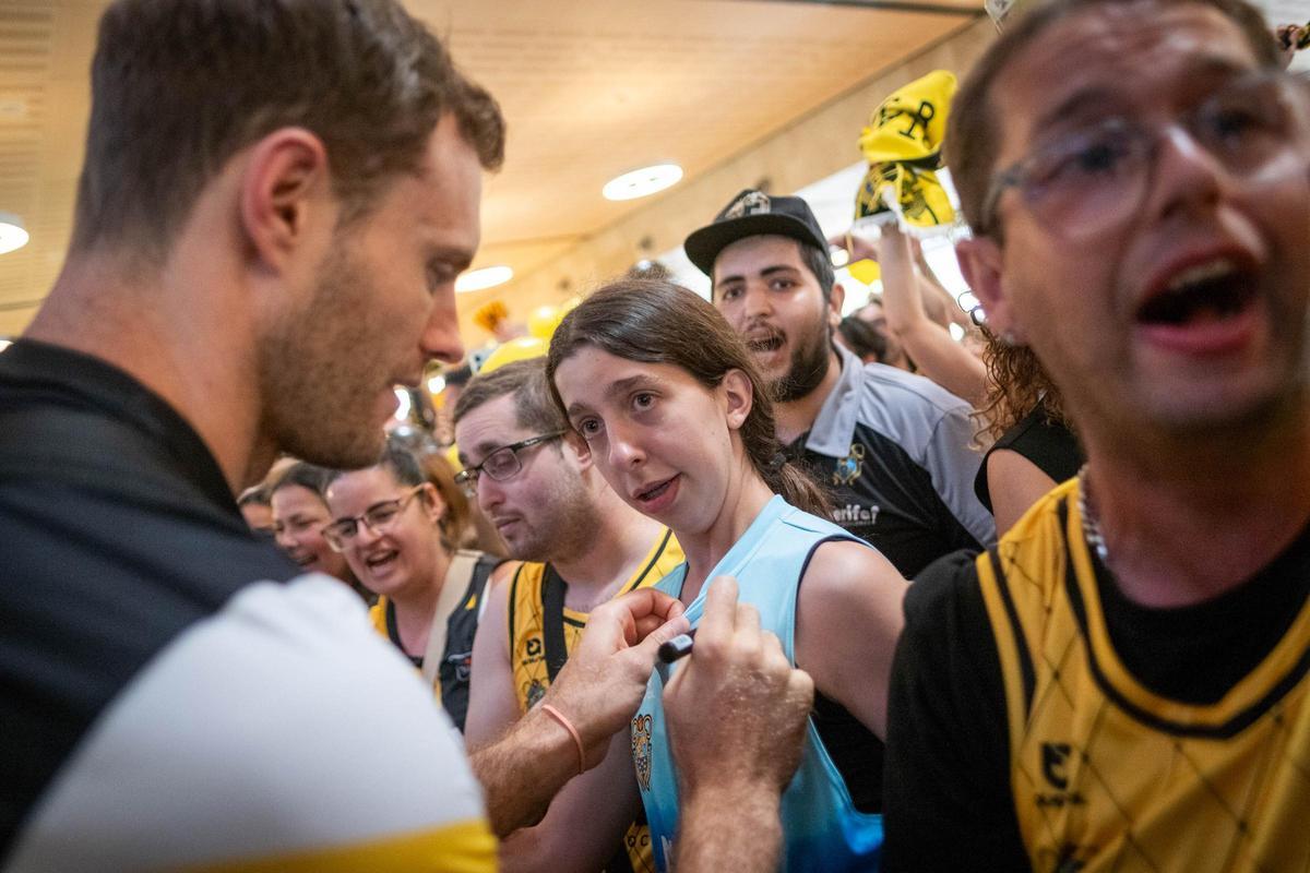Recibimiento de la afición al CB Canarias