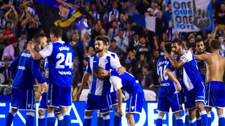 Los jugadores del Deportivo se abrazan justo a la conclusión del Dépor-Alavés del miércoles.