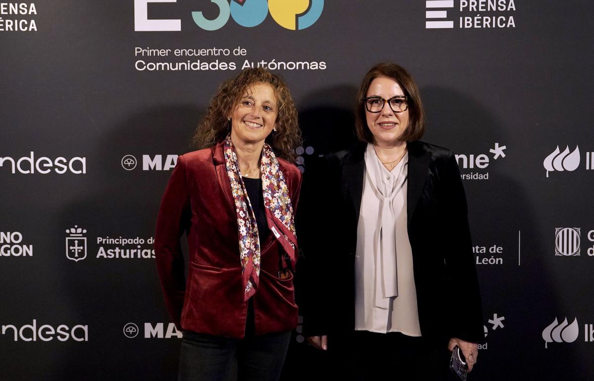 Eva Ledo, consejera de Educación del Principado de Asturias y Ángeles Rivero, directora general de La Nueva España