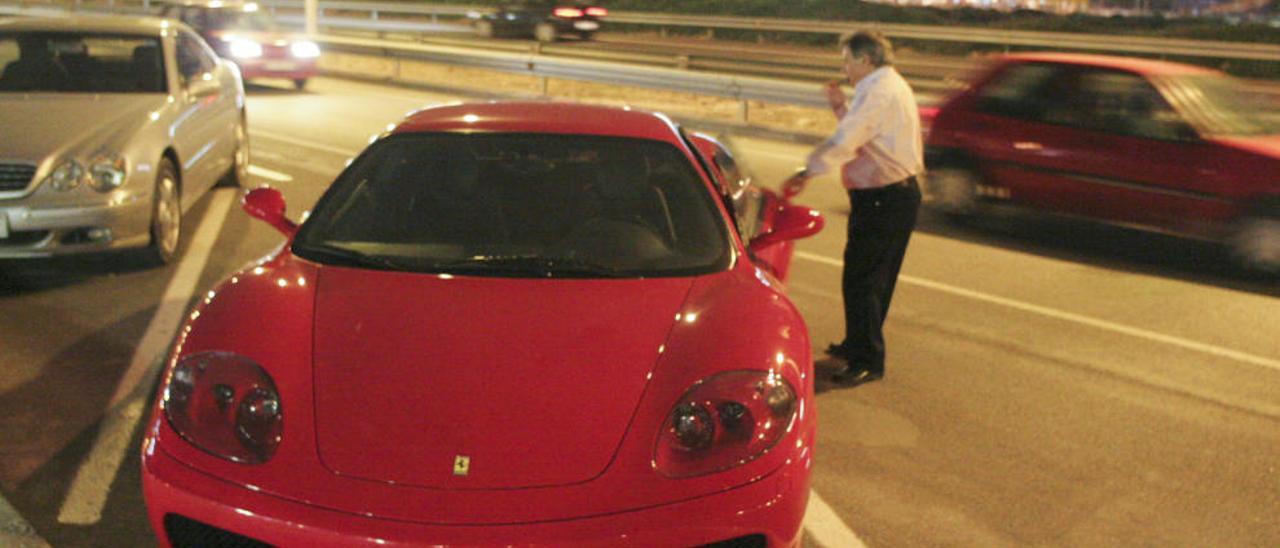 Alfonso Rus se enciende un puro antes de subir a su segundo Ferrari, en Xàtiva en 2005.