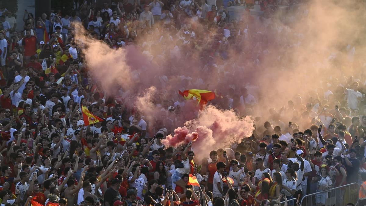 Miles de aficionados animan a la selección en la plaza del Pilar.