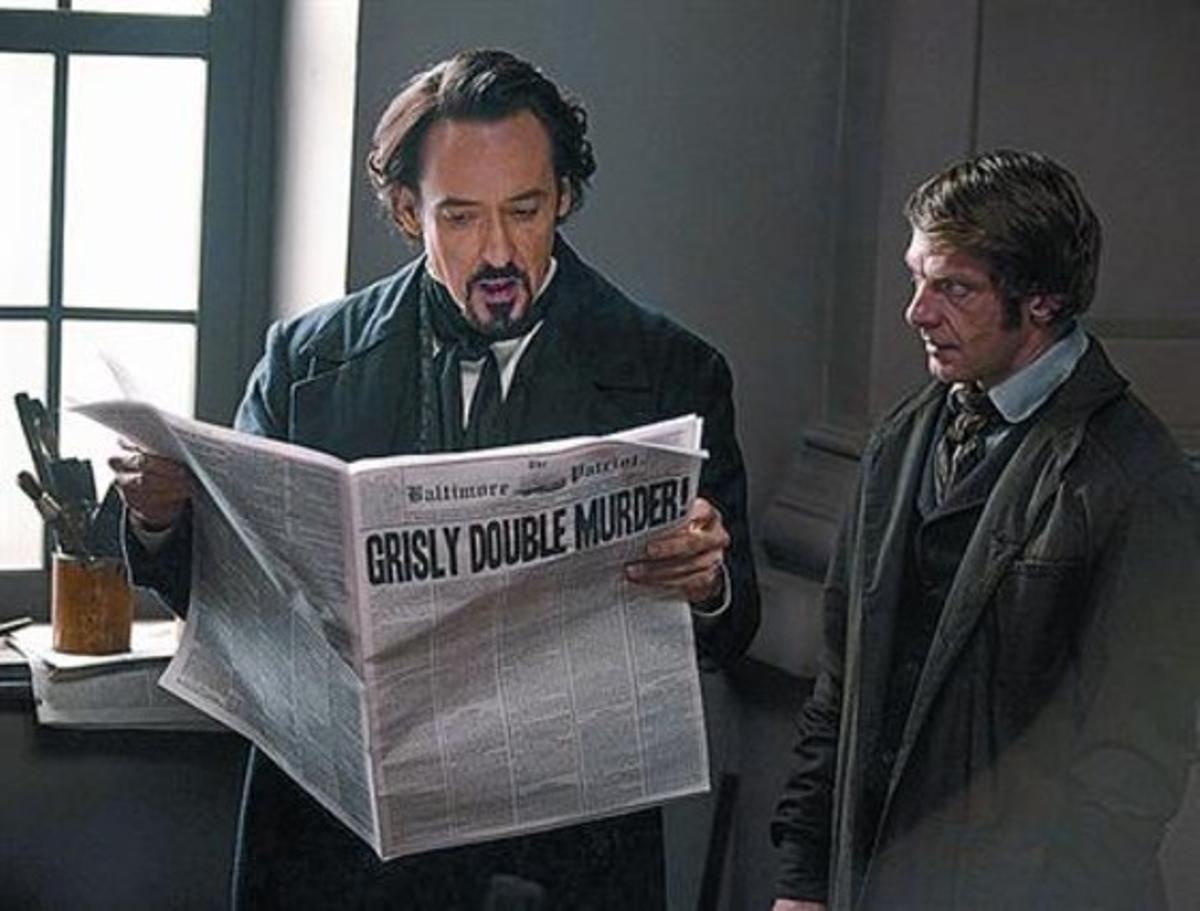 John Cusack (esquerra), com Poe a ’El enigma del cuervo’. John Cusack (esquerra), com Poe a ’El enigma del cuervo’.