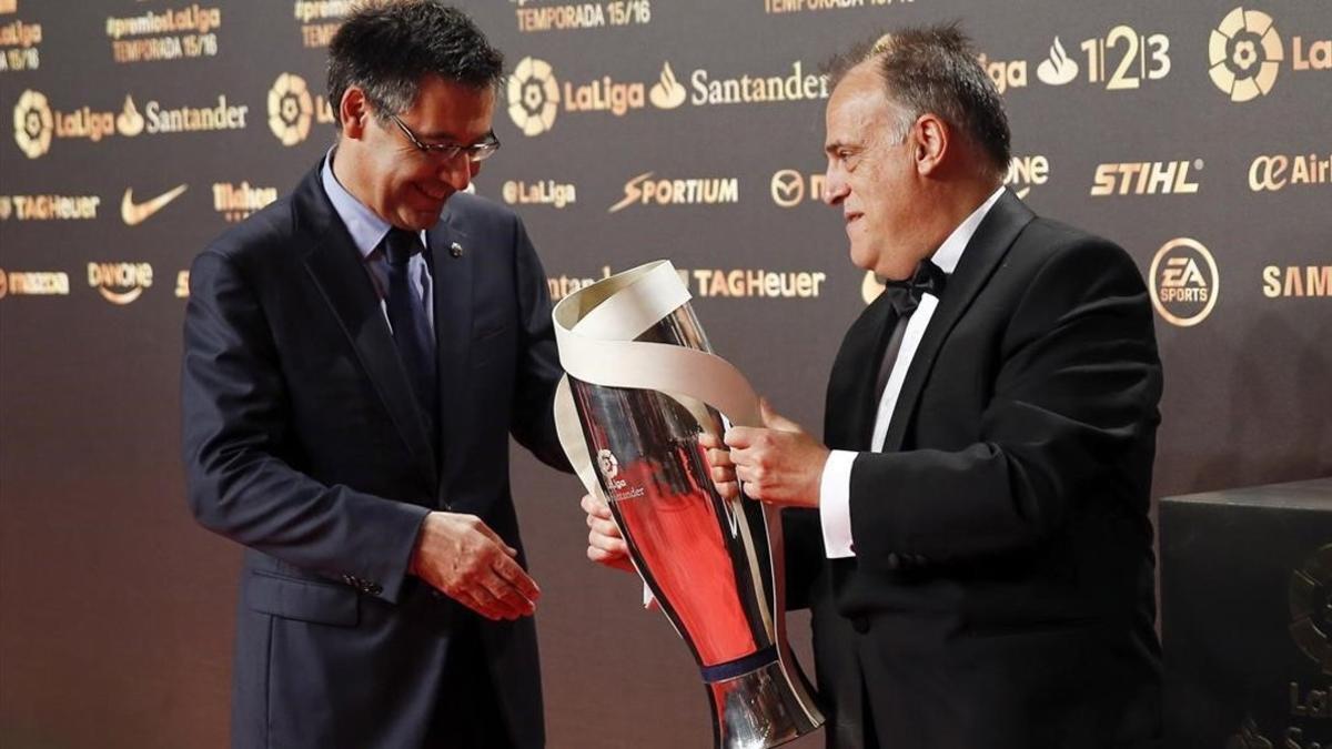 Tebas y Bartomeu en la gala de la Liga de Fútbol Profesional realizada en Valencia en octubre.