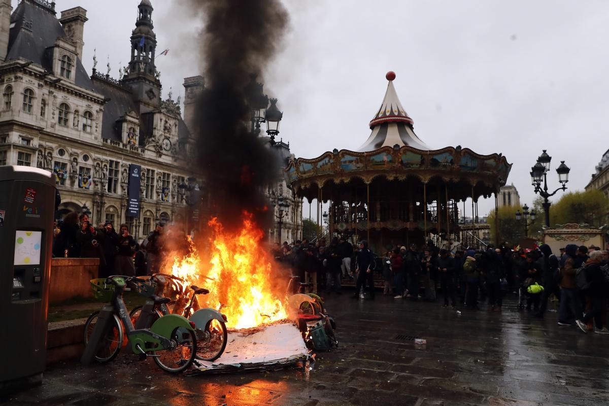 Protestas en Francia. Miles de ciudadanos se echan a las calles para manifestar su descontento con el fallo del Constitucional francés y que ha generado altercados en diferentes ciudades