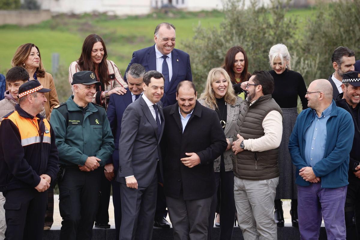 Juanma Moreno saluda al alcalde de Adamuz antes del Consejo de Gobierno de la Junta.