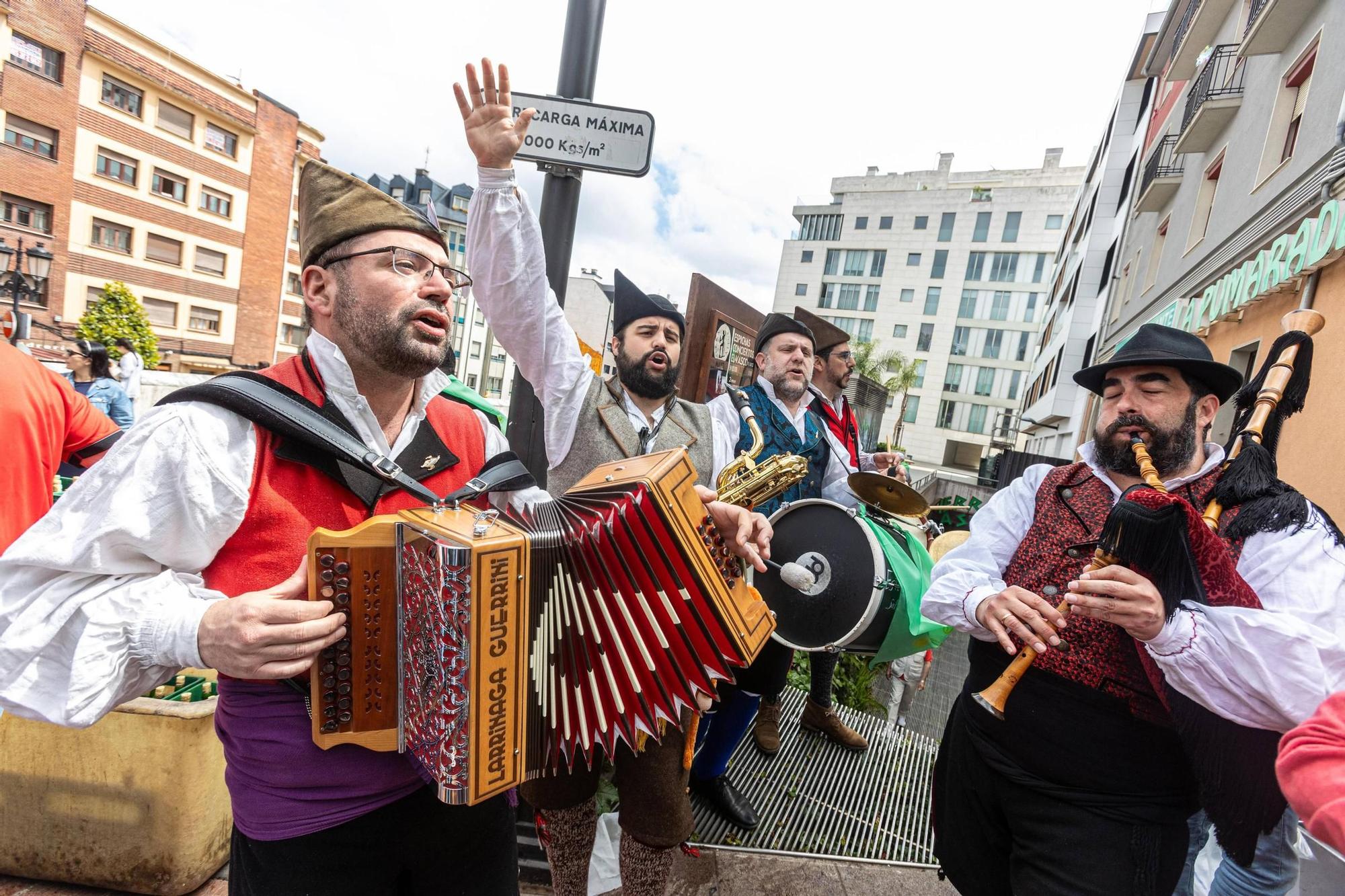 EN IMÁGENES: El buen tiempo y el oviedismo maridan una preba de la sidra multitudinaria en Gascona