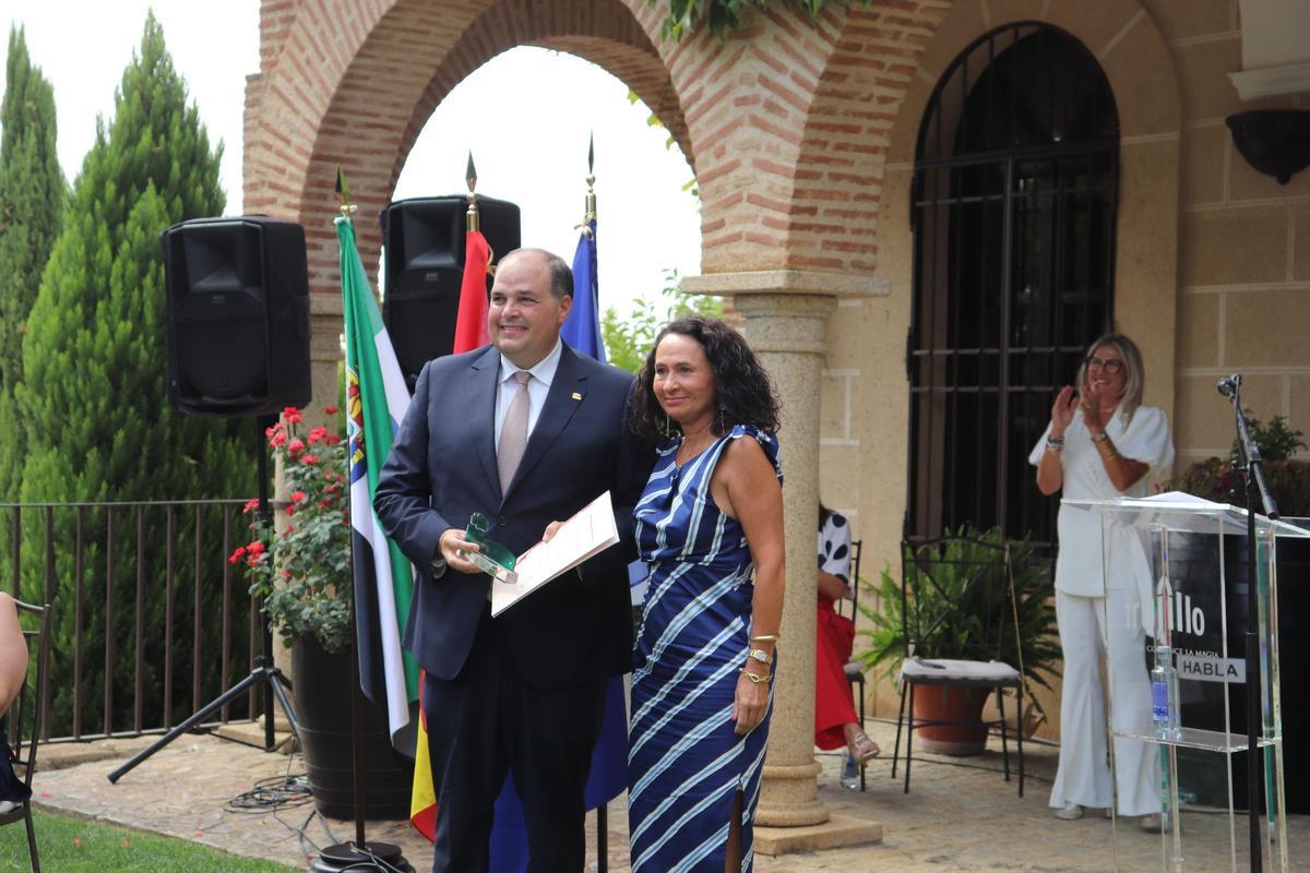 Pedro Morgado, presidente de Copreca, recibe unpremio especial de manos de María Felix Tena Aragón, presidenta del TSJex.
