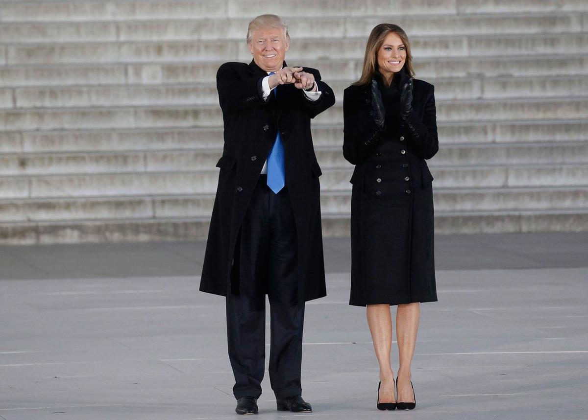 Melania Trump con abrigo negro junto a Donald Trump frente al monumento a Lincoln
