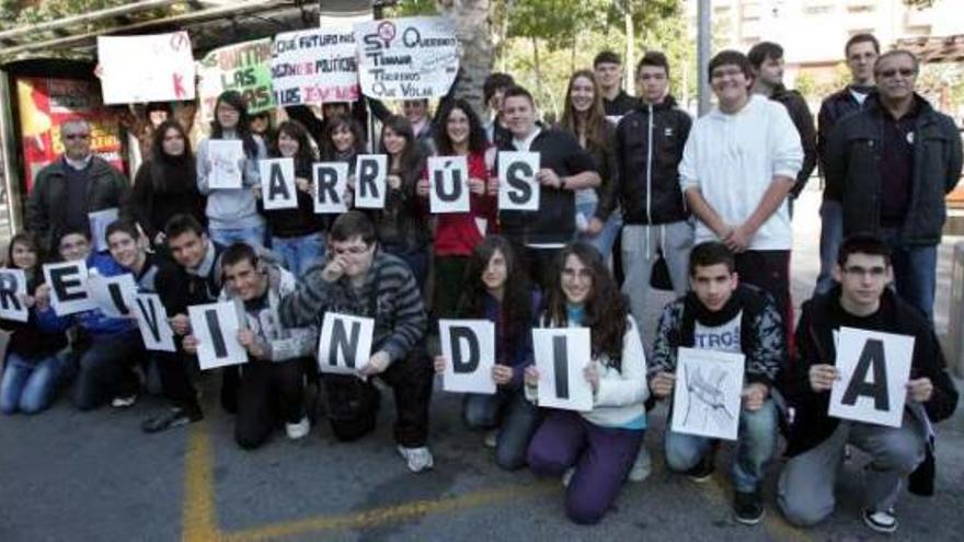 Los alumnos y docentes del IES Carrús que protagonizaron ayer la protesta.