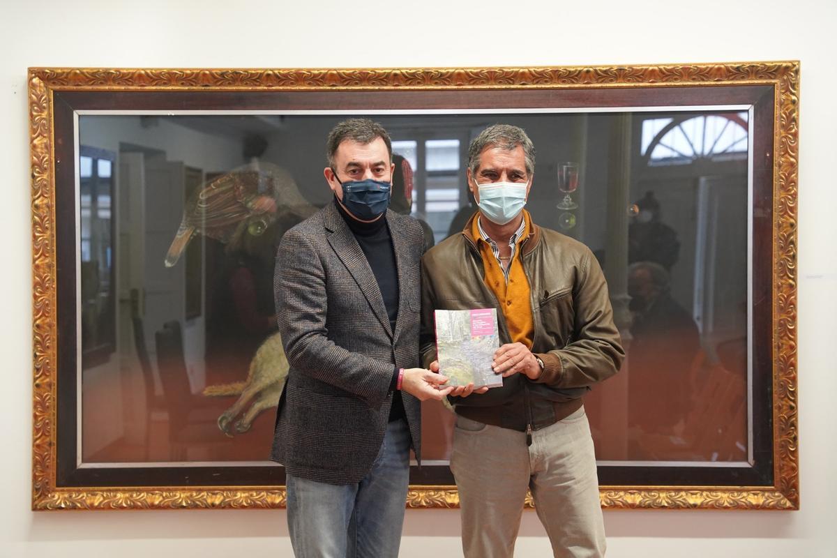 Román Rodríguez entrega un ejemplar al poeta luso Pedro Santos
