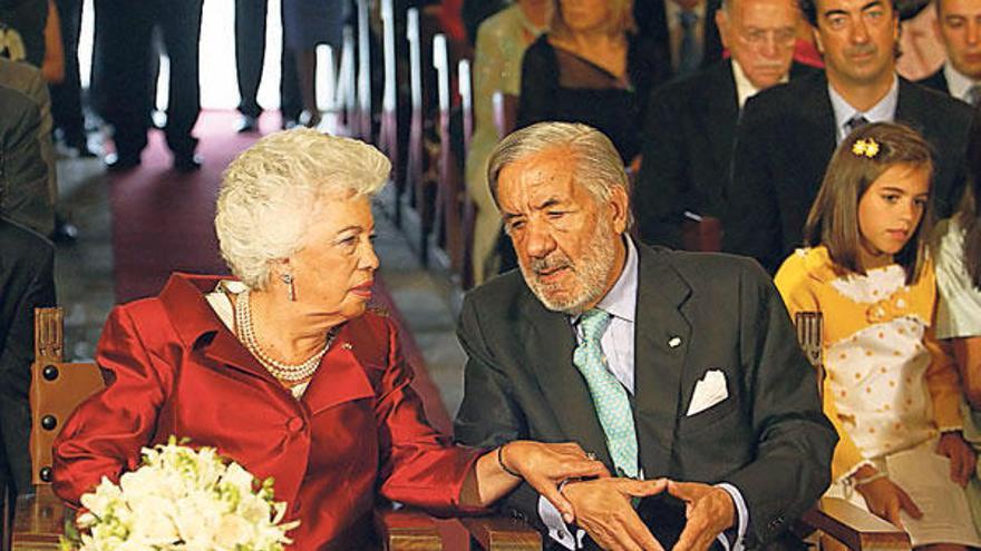 RIta y Adriano, durante la misa oficiada en Cesantes para celebrar sus bodas de oro en julio de 2008.