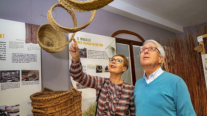 Visitantes en una
muestra del Ecomuseo 
de Bicorp.  Sergio Formoso