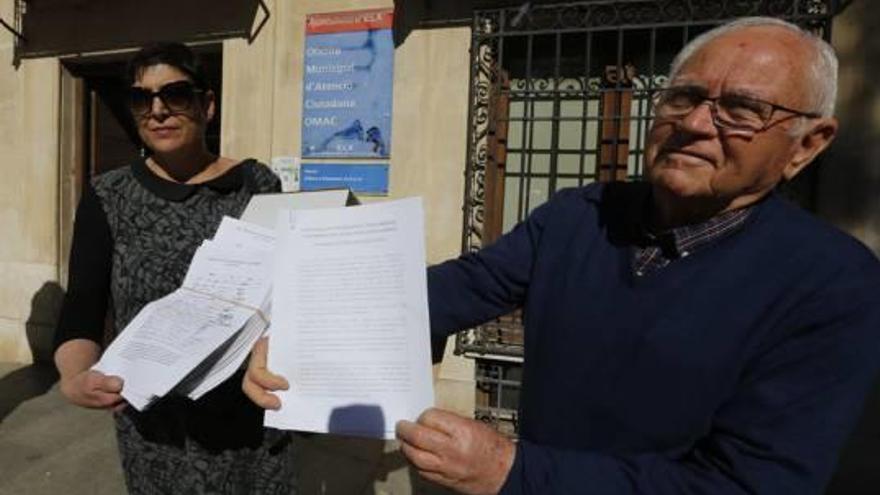 Los alcaldes pedáneos de Algoda y Matola, ayer antes de entregar las firmas.