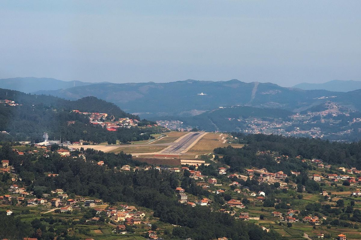 Vista aérea del aeropuerto de Peinador desde un avión de Aerocelta aterrizando por la cabecera Sur / VISTAS. PANORAMICA. AERODROMO. ALREDEDORES. PROXIMIDAD. VISIBILIDAD. CONTROLADORES