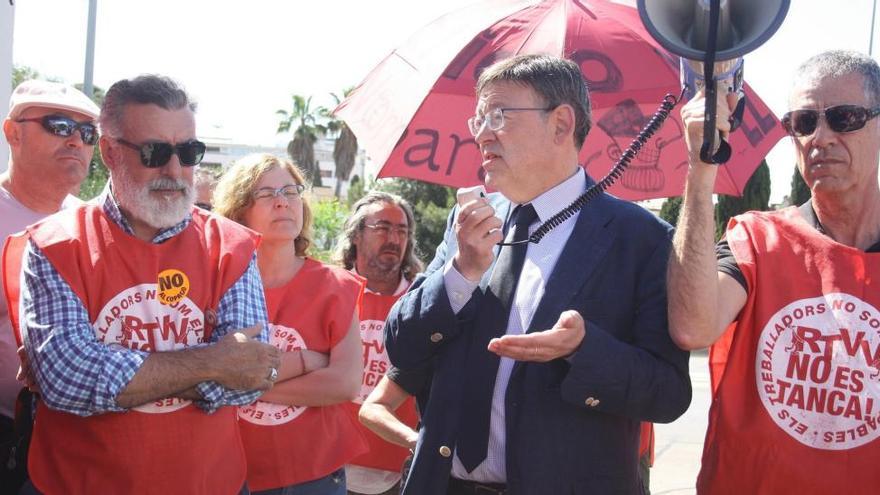 Ximo Puig, ayer, con extrabajadores de RTVV durante su visita al centro de producciones de Burjassot.