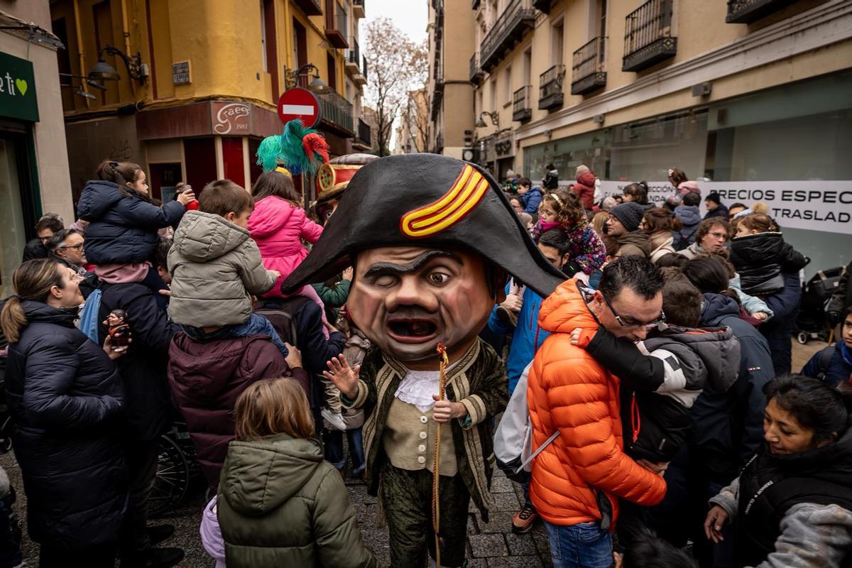Los cabezudos en la calle Alfonso de Zaragoza.