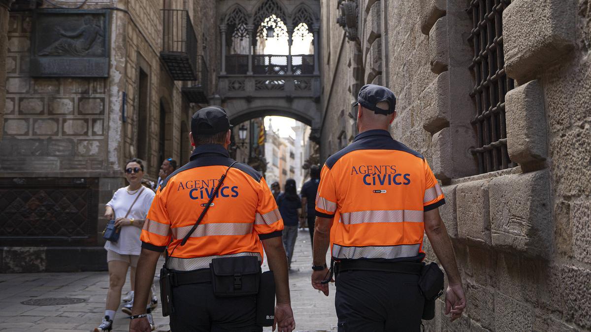 Dos agentes cívicos durante el verano en Barcelona