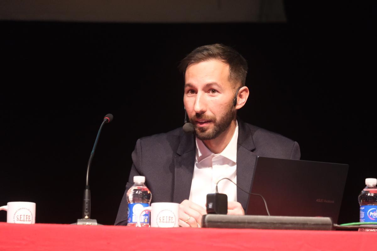 El presidente de SEIFE, David Duro, durante su exposición en el Teatro Cervantes de Sax.