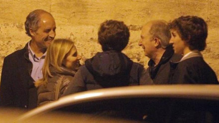 El expresidente Camps, ayer, junto a su mujer y dos de sus hijos, a la salida de misa, en la iglesia San Juan de la Cruz.