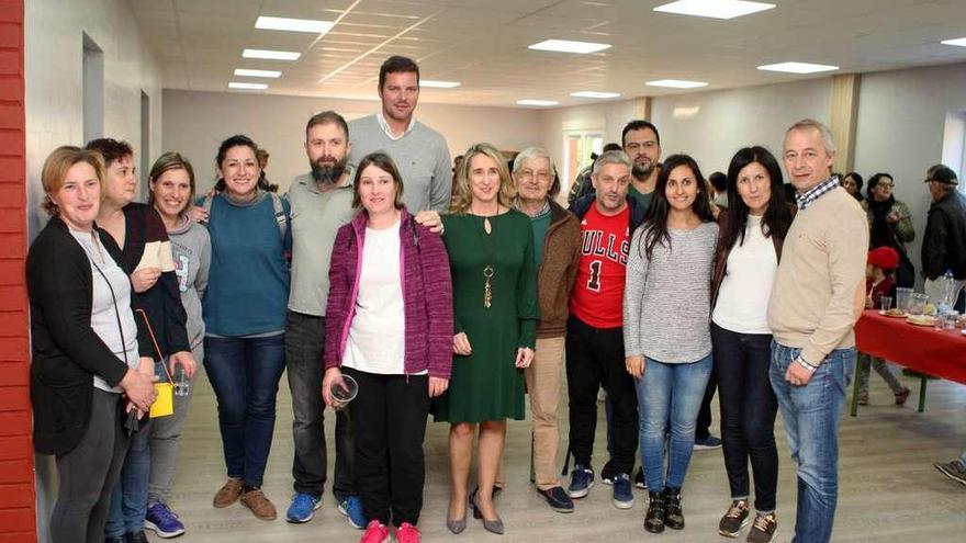 López, Goldar y Constenla, con miembros de la comunidad educativa, en la nueva aula. // Bernabé/Ana Agra