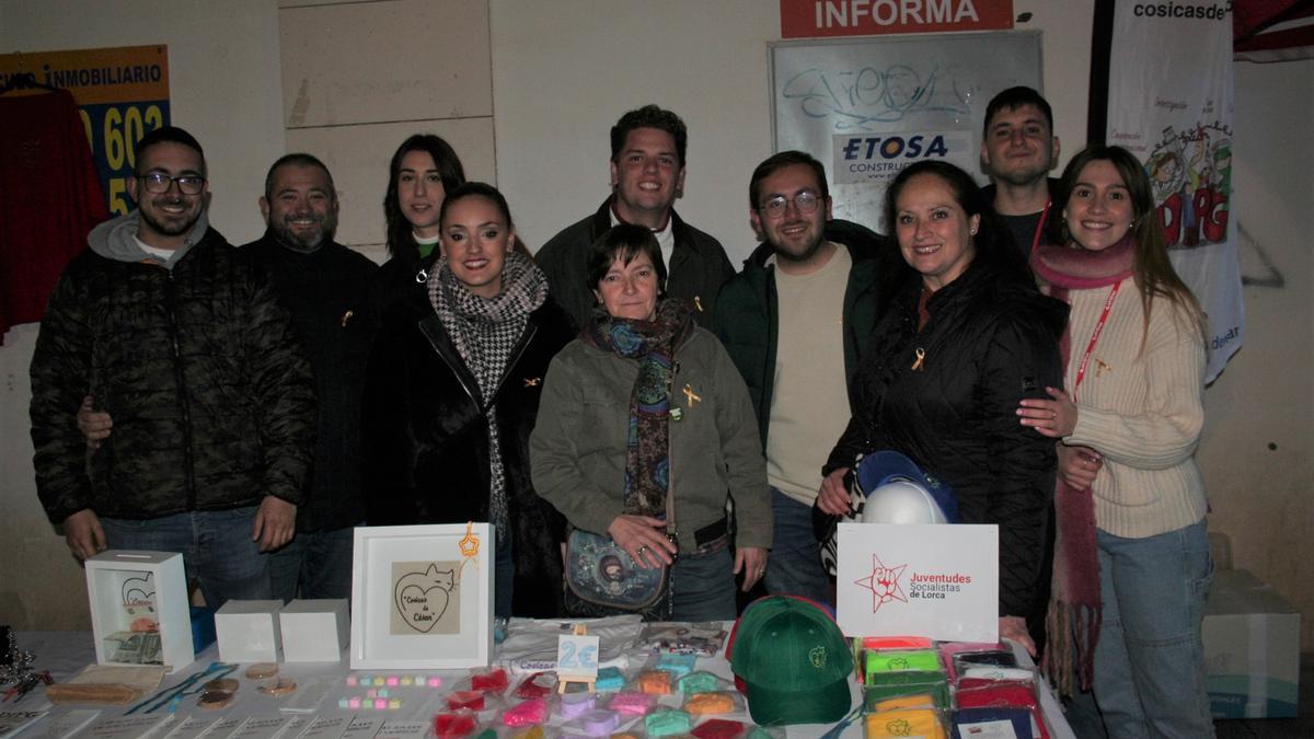 Irene Jódar, María Dolores Chumilla, José Ignacio Pérez y Antonia Pérez, centro, en el puesto de ‘Cosicas de César’, anoche.