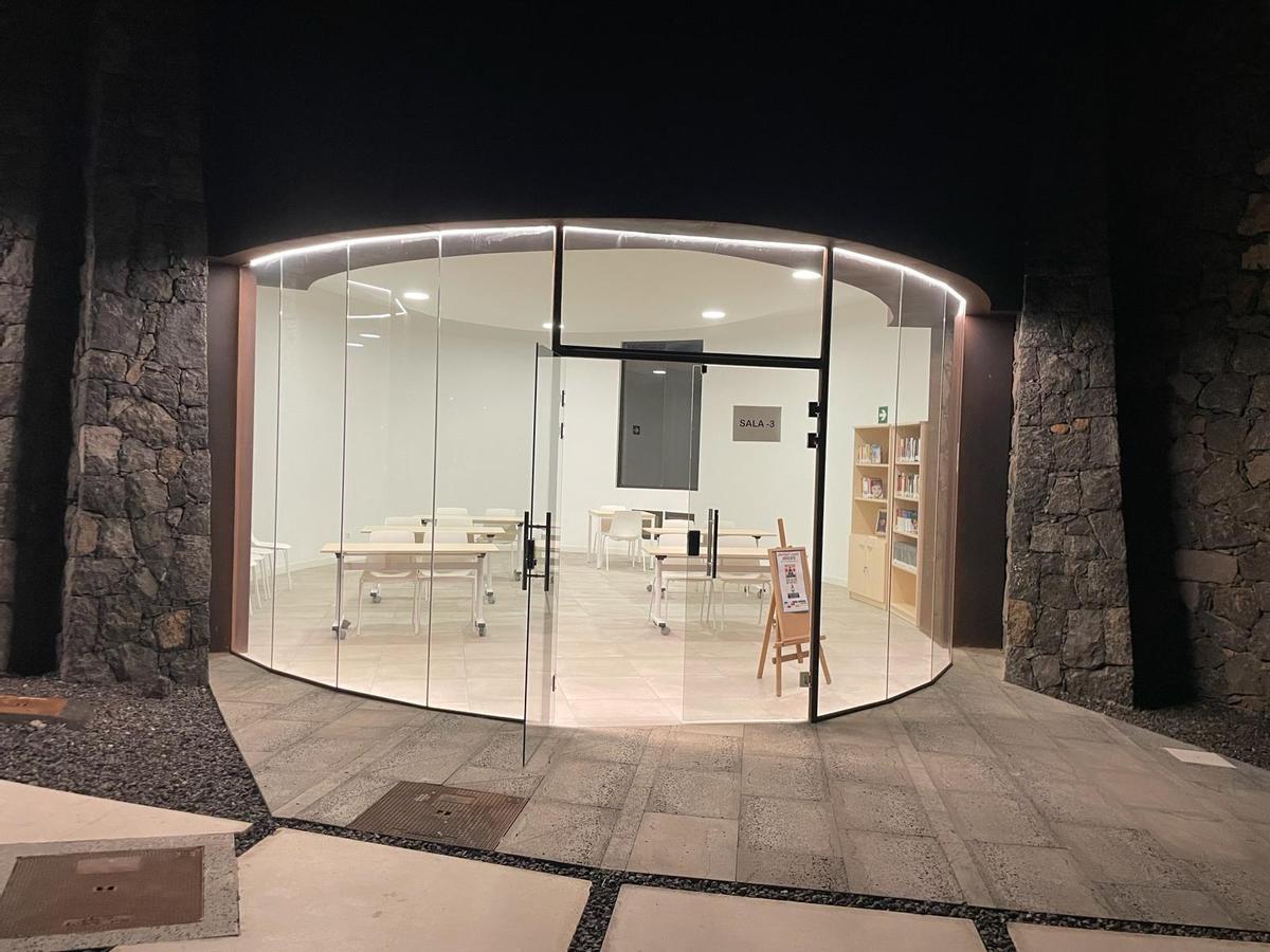 Sala de lectura del nuevo Centro Cívico de Costa Teguise.