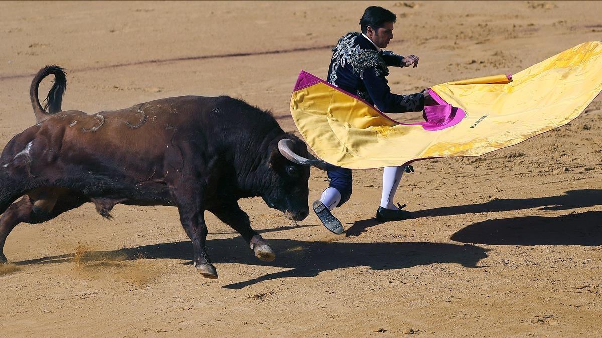 Francisco Rivera, en plena faena con el primer toro.