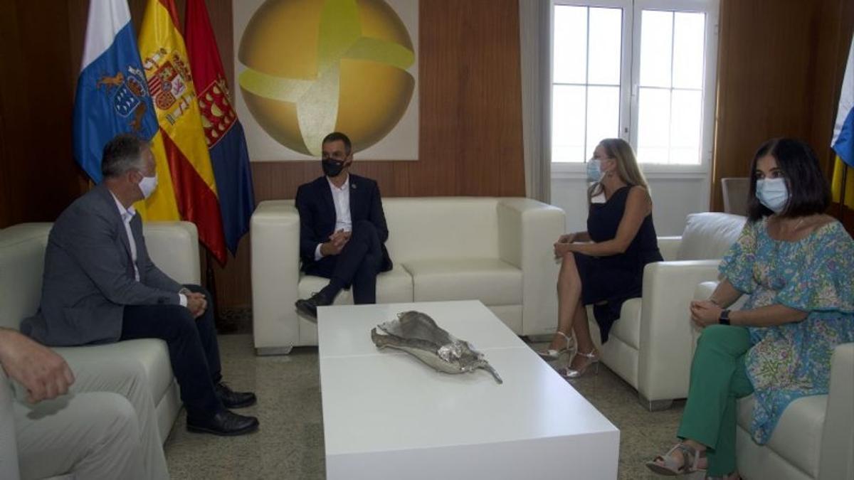 Ángel Víctor Torres, Pedro Sánchez, María Dolores Corujo y Carolina Darias, en agosto del pasado año, en el Cabildo de Lanzarote.