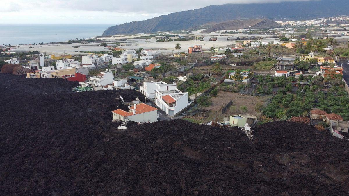 El reto de volver a un barrio oculto por la ceniza en La Palma