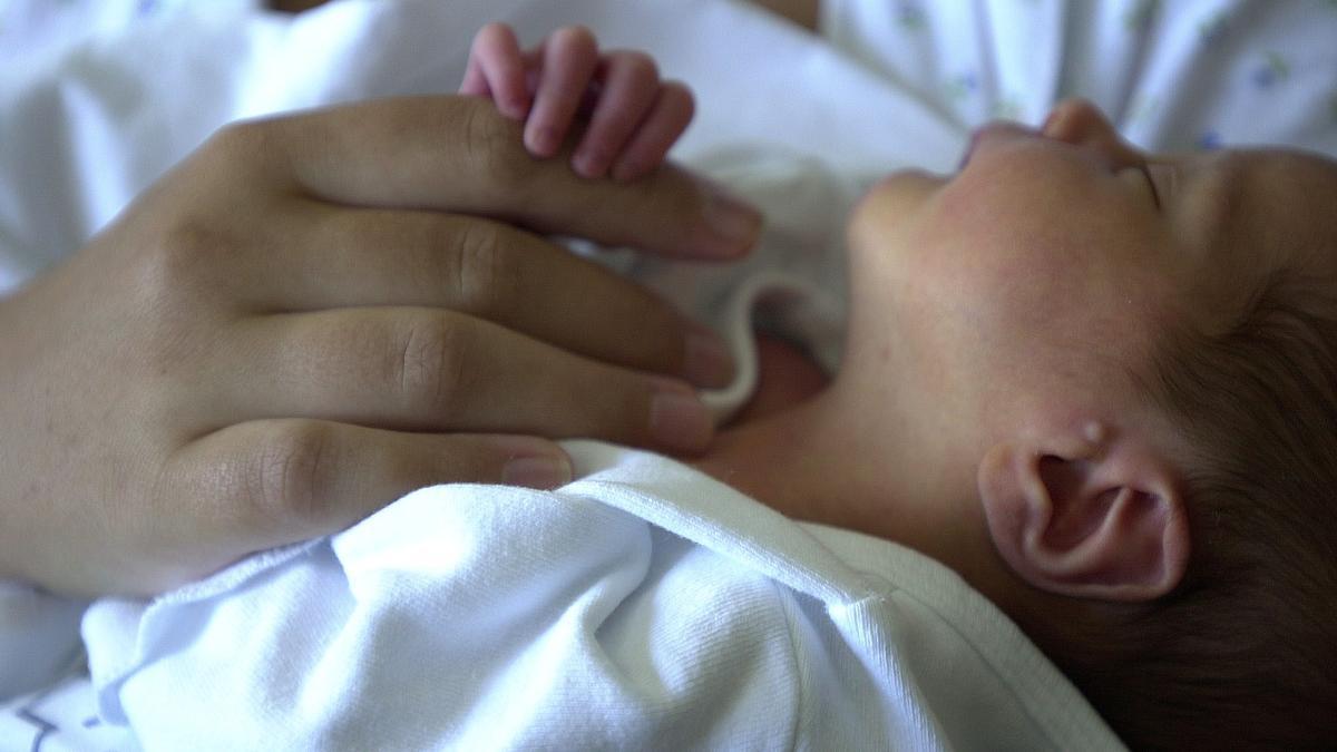 Un bebé recién nacido en un hospital de Galicia. / Miguel Núñez