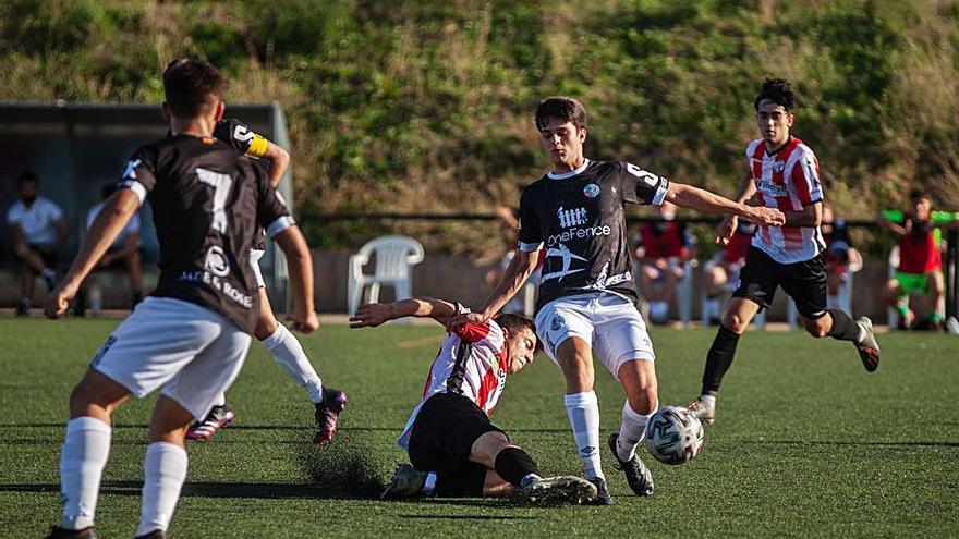 Un defensor zamorano se emplea a fondo ante un jugador rival.