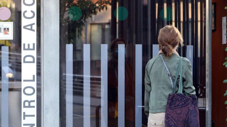Una mujer entra en las dependencias de la Xunta. | // XOÁN ÁLVAREZ