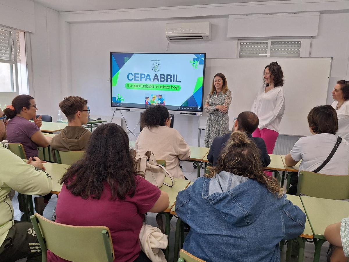 Alumnos reciben formación para llevar a cabo el programa de radio.