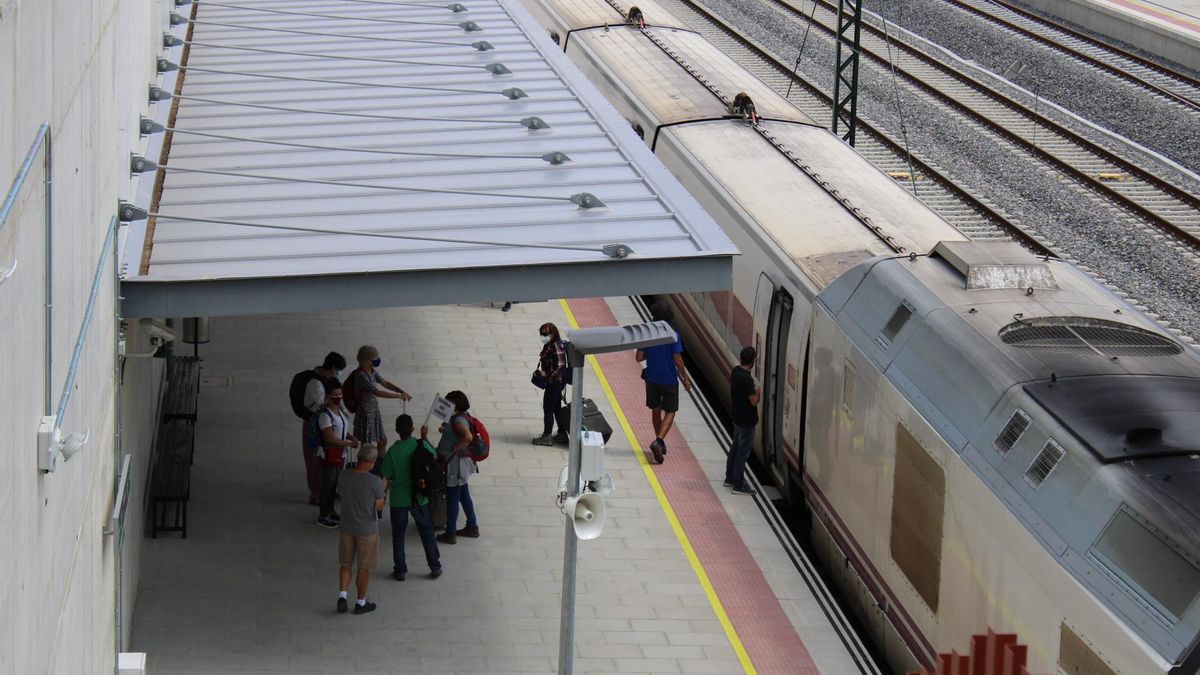 Viajeros del AVE en la estación de Sanabria Alta Velocidad.