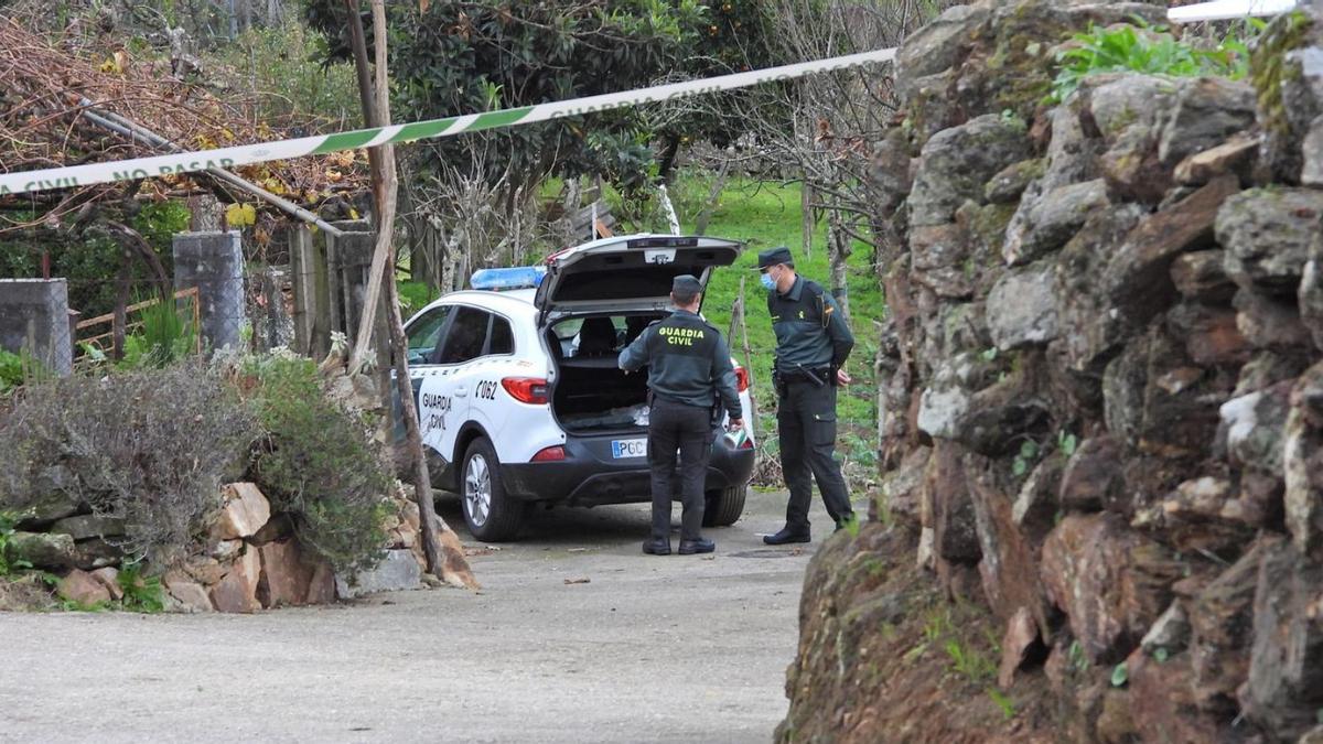 La zona estuvo acordonada por la Guardia Civil. // FERNANDO CASANOVA