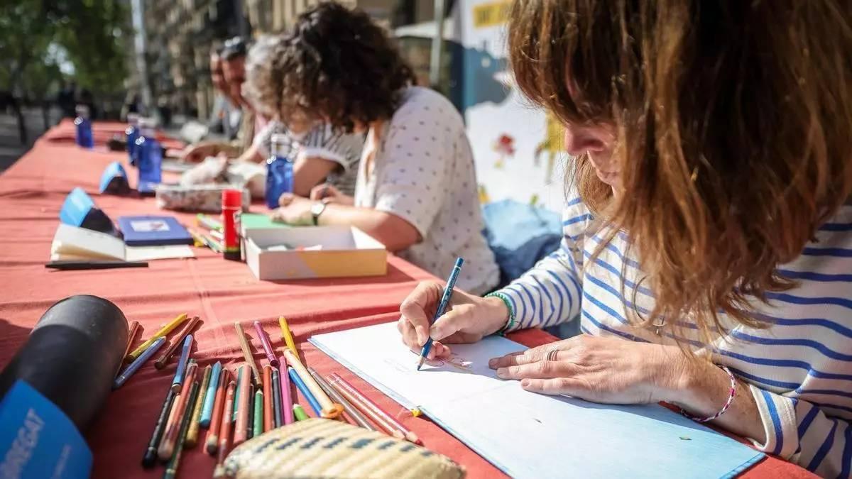 Il·lustradores signant llibres durant Sant Jordi 2026, en la trobada tradicional al Pla de Nicolau Salmerón organitzada per Casa Anita