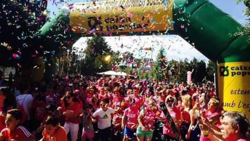 Caixa Popular regala pañuelos a las mujeres