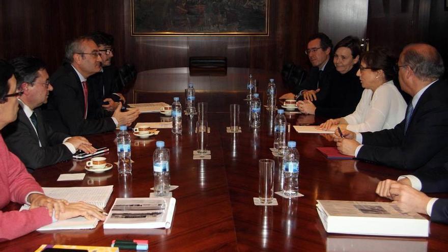 Lourido y Llorca, segundo y tercero por la izquierda, flanqueados por dos técnicos de Puertos del Estado, durante la reunión de ayer en Madrid. Frente a ellos, desde la derecha, José María Pertierra, Belén Fernández, Carmen Moriyón y Fernando Couto.