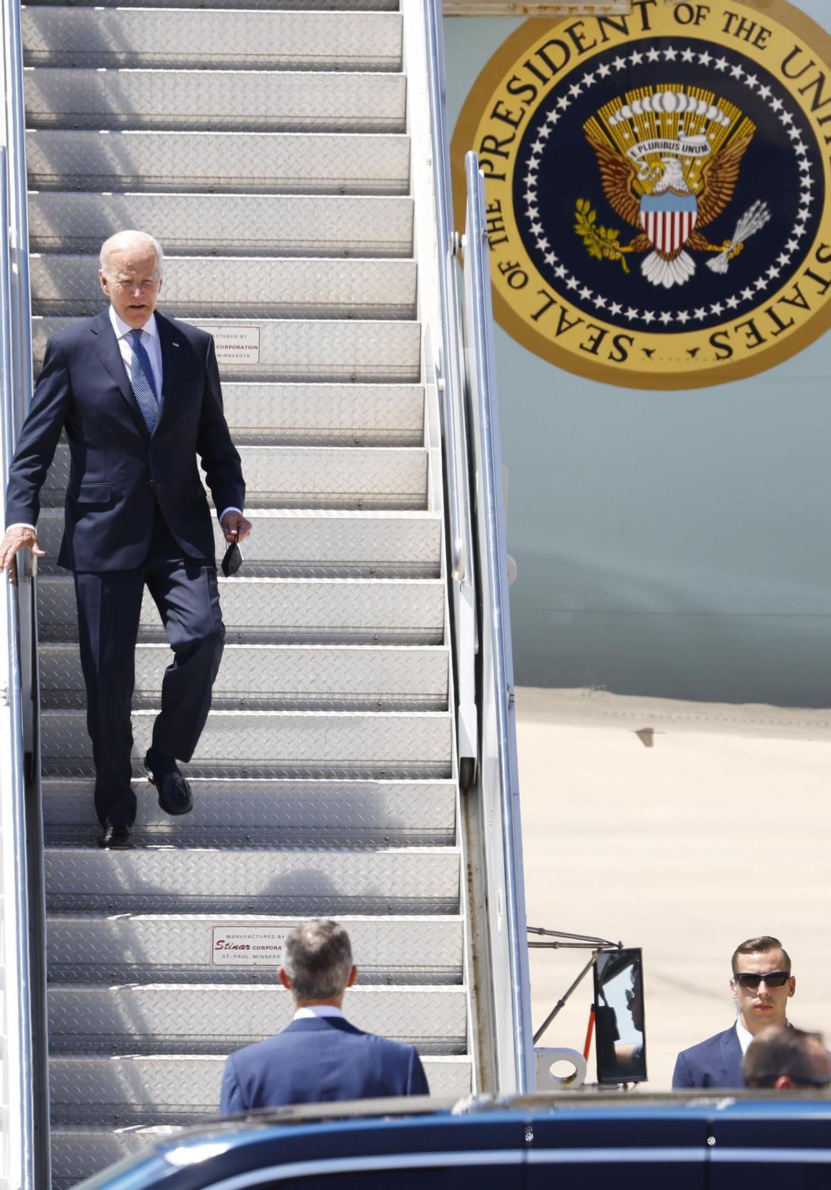 TORREJÓN DE ARDOZ (MADRID), 28/06/2022.- El presidente de Estados Unidos, Joe Biden, desciende las escaleras del avión presidencial Air Force One, este martes a su llegada a la Base Aérea de Torrejón de Ardoz, en Madrid, para asistir a la cumbre de la OTAN que se celebra hasta el jueves 30 de junio. EFE/J.J. Guillén