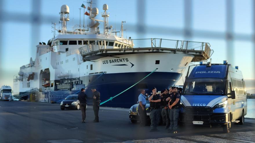 Italia permite desembarca a los migrantes de un barco en Sicilia, pero otros tres barcos siguen esperando en la costa