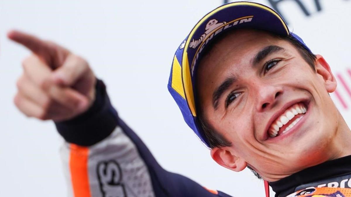 Marc Márquez (Honda), feliz en lo más alto del podio de Phillip Island (Australia).