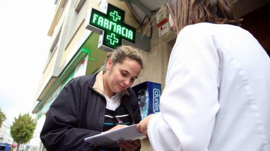 Una ciudadana, firmando la petición de sustitución total del pediatra, ayer, en Soutelo. // Bernabé / Luismy